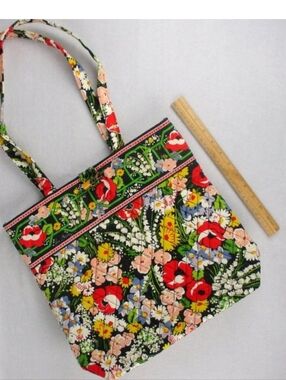 ☆☆☆24HR SALE...Like New Vera Bradley Floral Tote